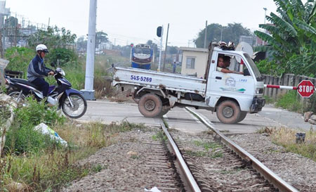 Đường ngang dân sinh ở phường Tân Hòa, Biên Hòa (Đồng Nai) người tham gia giao thông vẫn cố tình băng qua đường sắt dù tàu đang đến gần.